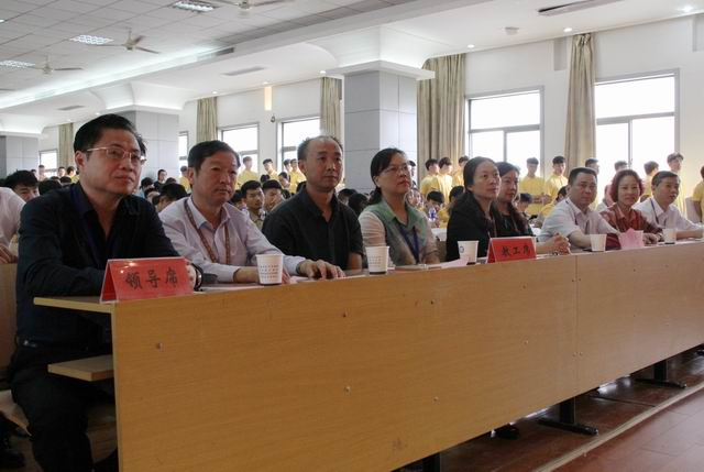 調(diào)整大小 1、蒞臨比賽現(xiàn)場的領(lǐng)導(dǎo).jpg