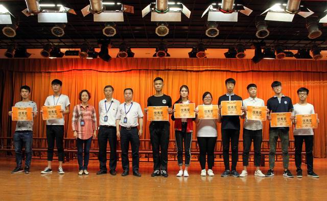 調(diào)整大小 13、楊繼強書記、李波書記和沈群書記給獲得優(yōu)秀獎的代表隊頒獎.jpg